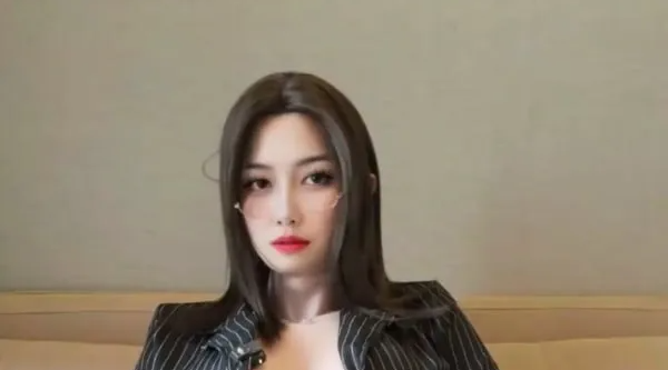 【伪娘】老师的丝袜里面藏着仙女棒哦~~ 你喜欢吃老师香甜可口的吗？