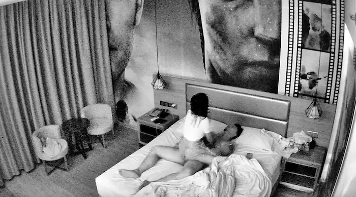 ｜酒店偷拍｜情侣开房操逼娇小身材眼镜妹扶床头骑脸舔逼