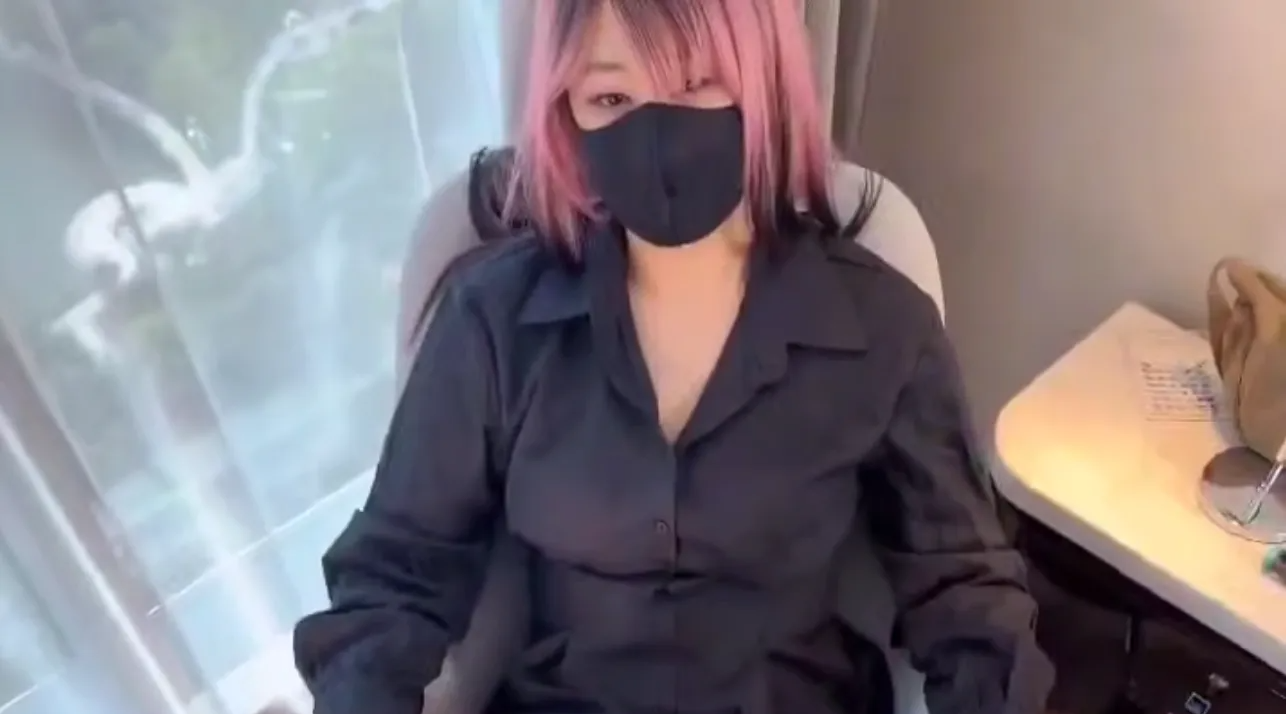 【伪娘】菠萝味芬达PornPineapple1和toto8689来新公司一年了，我也是凭着肉体的本身在这站稳了脚跟，想当初我从一个差点被老板开除的小实习生到如今的部门总经理，我这性感的肉体可没少被老板糟蹋。