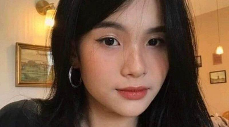 美女大学生模特面试 被大神冒充机器人诱骗 脱光衣服展示身材和私密部位 娇嫩酮体诱惑十足！