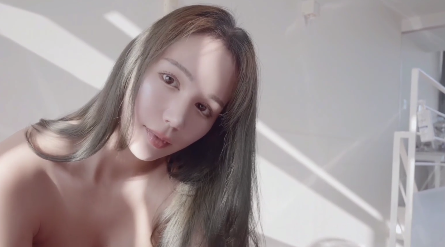 Naomiii _在透明板凳上自慰_被男友扶腰后入猛怼_娇喘连连