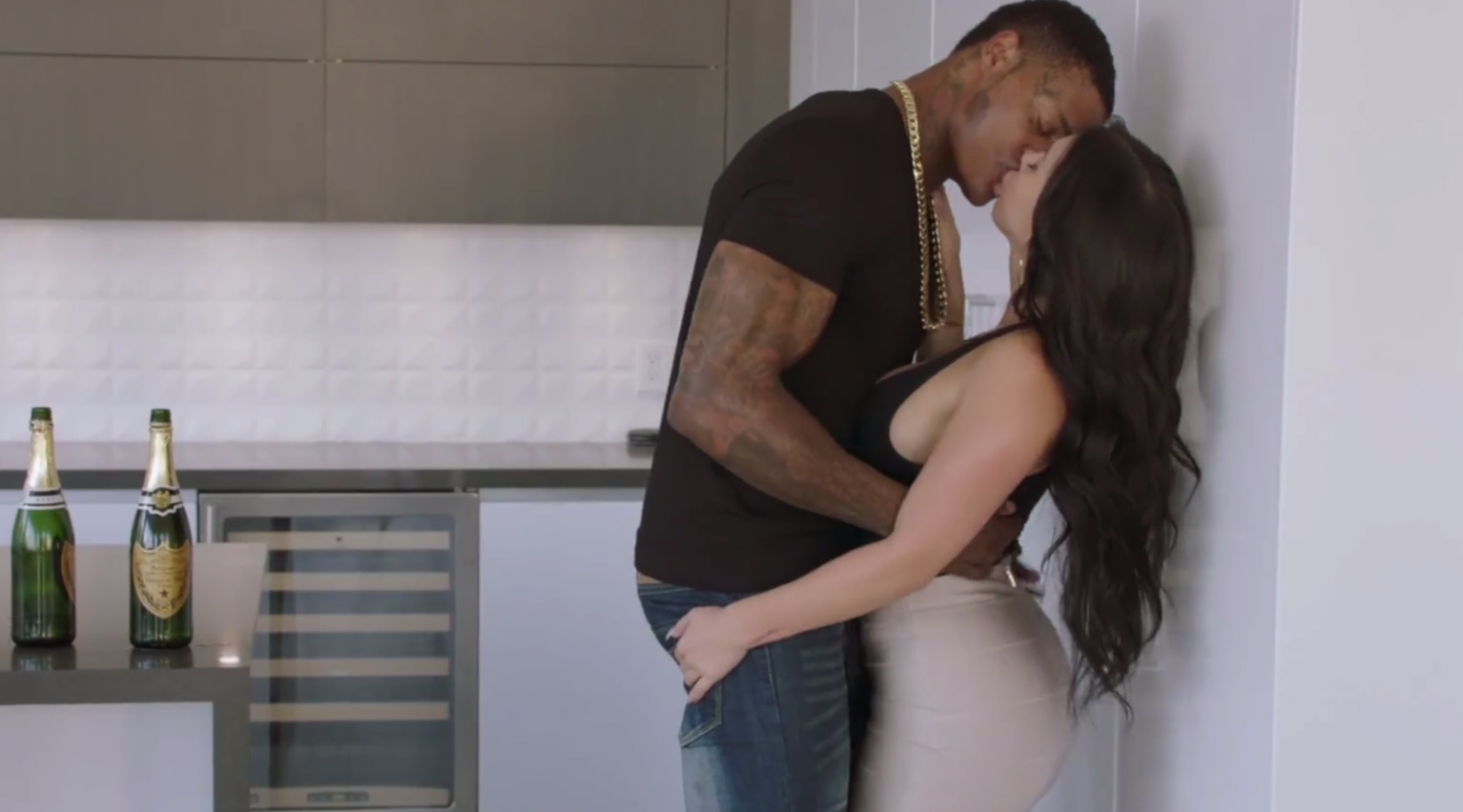 Curvy Latina 被著名说唱歌手统治