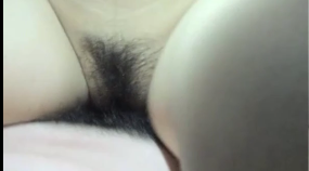 【国产夫妻自拍】小夫妻家中做爱自拍，极品美乳，粉嫩水汪汪的鲍鱼近距离特色