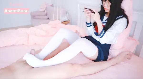 眼镜娘小可爱粉嫩小脚配白丝，宝宝可爱娇嫩的小脚丫穿上丝袜给哥哥足交