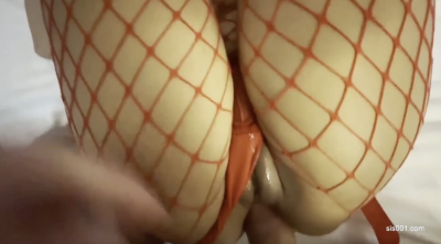 红网丝美女[Emily] 身材丰满火辣 被大鸡吧无套输出 用大假阳具插菊花同时双插 再爆菊花 最后口爆颜射吃精