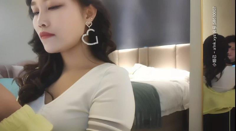 兼职瑜伽教练，这小舌头真灵活，挑战最近镜头距离拍摄，遇到对手了干得激情四射