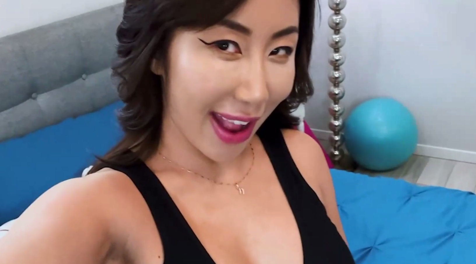 热室友 Dee Williams 和 Nicole Doshi 互相舔舐并多次喷出