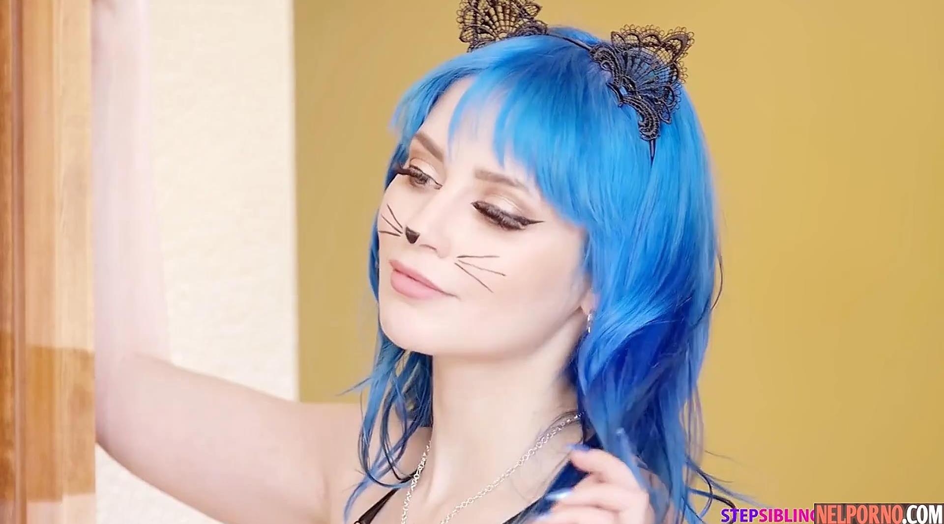 一位戴着蓝色假发的黑发女郎张开双腿，在cosplay-cat 诱惑中销魂翘臀深入猛烈操输出！4K高清