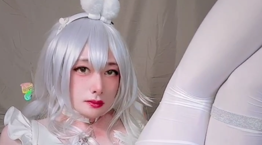 【伪娘】白嫩的伪娘摸着自己的奶头，双腿夹住高潮射精。