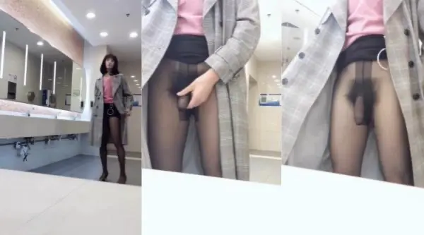 漂亮黑丝伪娘露出 来到女厕所不穿内内隔着黑丝猛露 不停有妹子进出