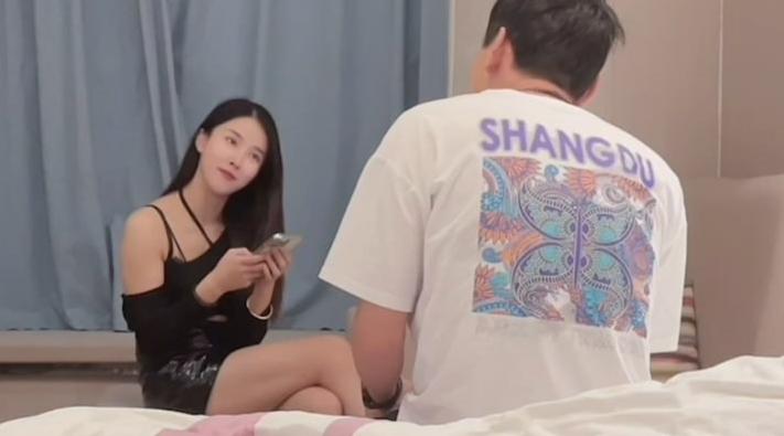 花3000约了个身材特别好商学院在读的学生妹 #小飞