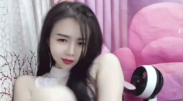 鱼鱼腿很长_美妆店美腿女神~塞跳蛋做美甲爽尿裤_回家狂插_2