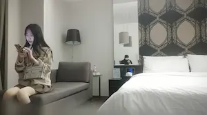 《用利抽插》深夜激战兼职小妹，衬衣短裙小姐姐，花臂纹身细长美腿，骑乘猛操多毛小逼，操的啪啪水声