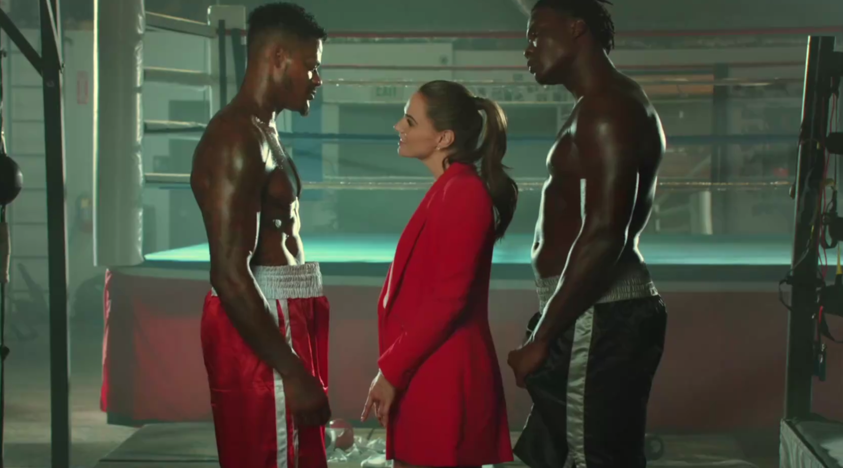 女记者被黑拳选手操成人桥