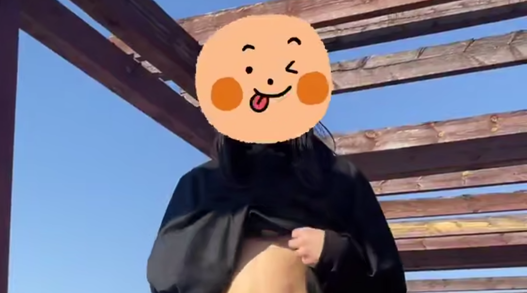 【伪娘】大白天晴空万里，黑丝包着鸡巴在公园长椅上狂撸 正射到一半，身后突然传来脚步声——路人直勾勾盯着我看 我腿软到站不起来，鸡巴却当着他的面跳得更猛，射得满黑丝都是… 那种被陌生人全程目击的羞耻感，真的要疯了！ 我已经彻底上瘾了