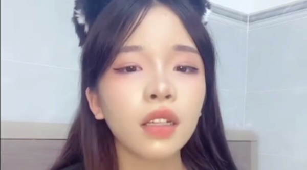 【是娇娇咯】长舌美少女太骚了道具狂插口爆射嘴！