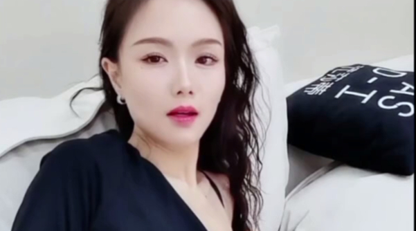 小泡泡_美女舞蹈老师！S型身材一字马！~激情裸舞~道具自慰