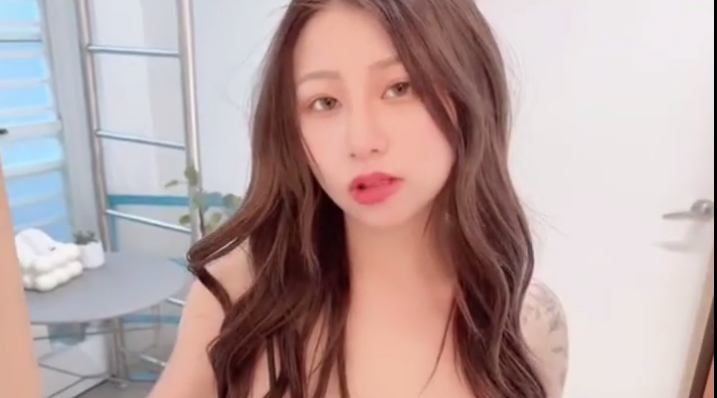 房东意外被开启身体的开关 被房客玩到水一直流出来