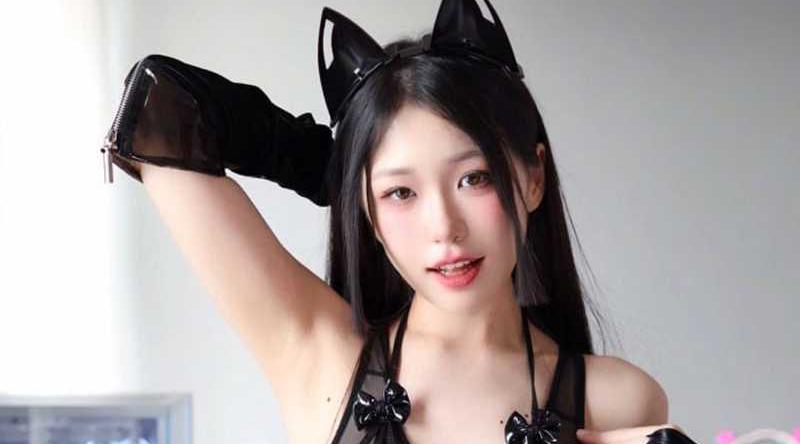 极品女神 MeriolChan 最新福利 看黄播发现女主竟是兄弟女友 化身兔女郎的她正在揉穴自慰 果断打赏录屏分享！