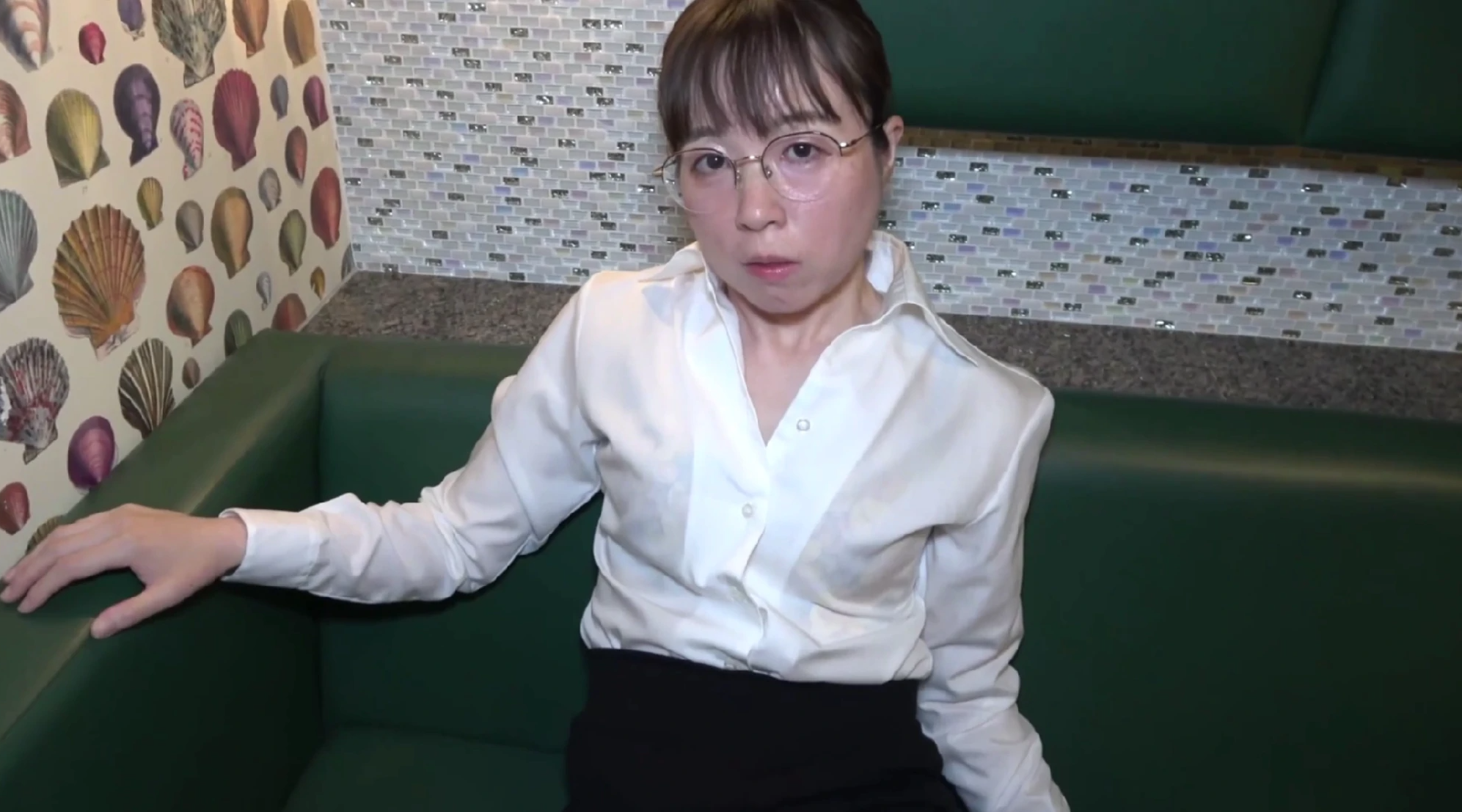 fc2-ppv 4722202【无码流出】熟女身穿迷你裙戴眼镜扮成情色女教师，遭男子颜射惩罚