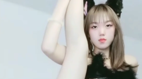 木槿柒柒 九头身170cm美腿水蛇腰，狂妞屁股搔首弄姿，厕所尿尿，倒立一字马看肥穴