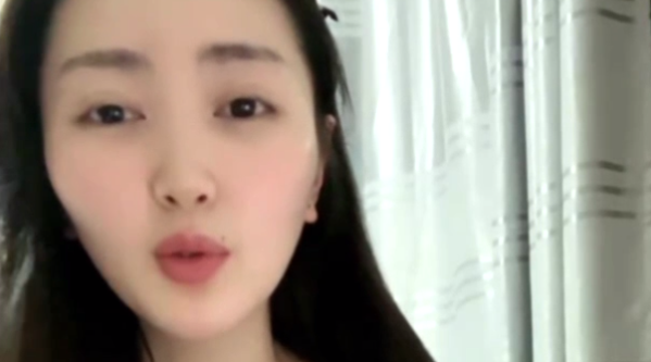 新人下海文静小姐姐！性感睡衣黑丝！外表甜美应要求秀一波，浴室脱光光，多毛骚穴特写