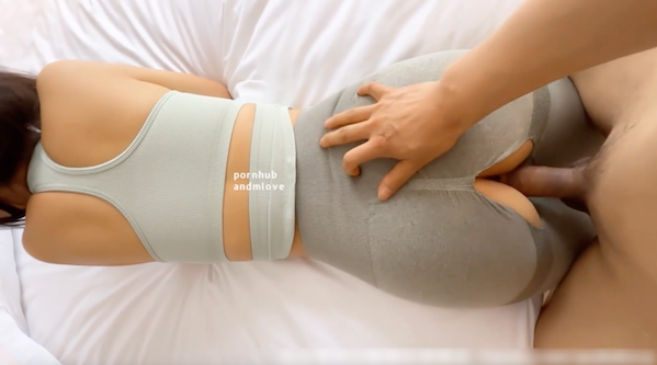 暴力后入瑜伽裤翘臀网红嫩模,小骚逼从健身房出来就上门服务了,最后骚逼被射满了精液