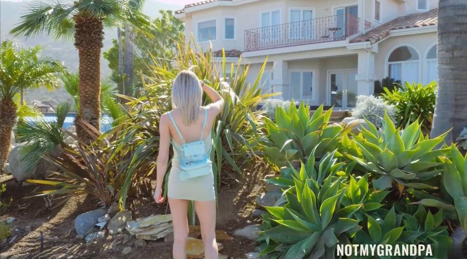 【欧美】女儿回到家后马上脱光光裸体拍照给朋友，父亲查看后觉得便宜别人不如便宜自己，掏出肉棒让她舔吸插入