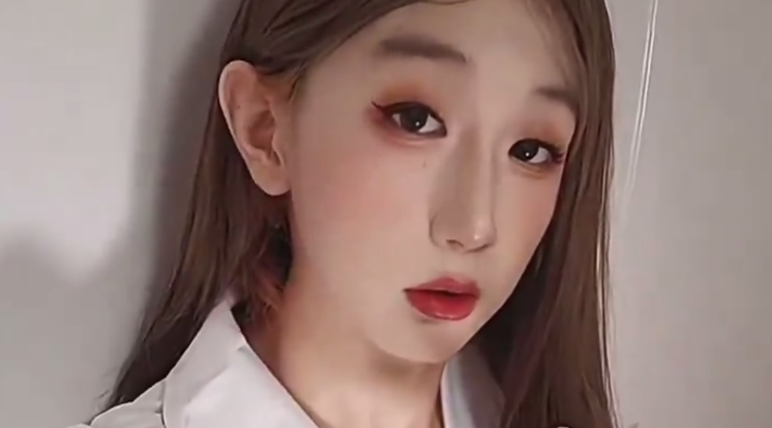 【伪娘】堕天使小伽cdxiaojia1新系列开端 越来越喜欢穿着清纯的服装扮演性欲伪娘婊子角色的快感了，反差的感觉才是最让人上头的。