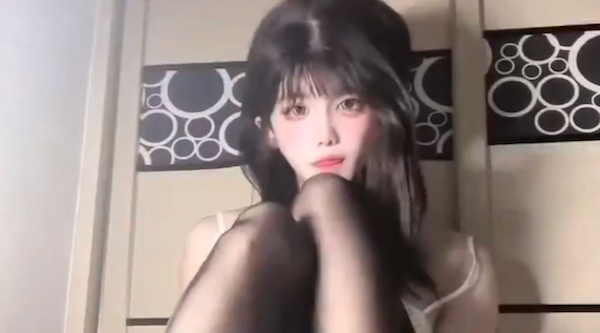 黑丝高颜伪娘,清纯学妹还是黑丝控,喜欢被舔脚脚,来做黑丝亲妈的全自动口便器,喜欢吃妈妈的大阴蒂是不是 - 国产自拍视频