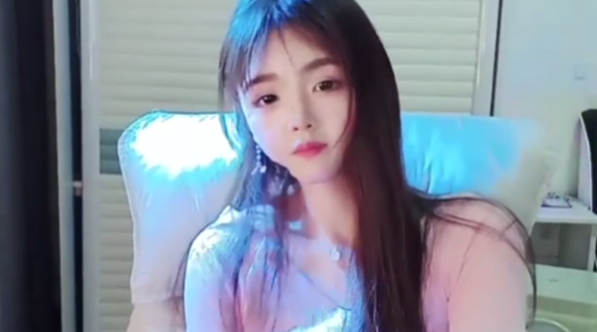 小懒猫_甜美校花!强强连手闺蜜妍妍酱~裸舞~道具~喷水!_2