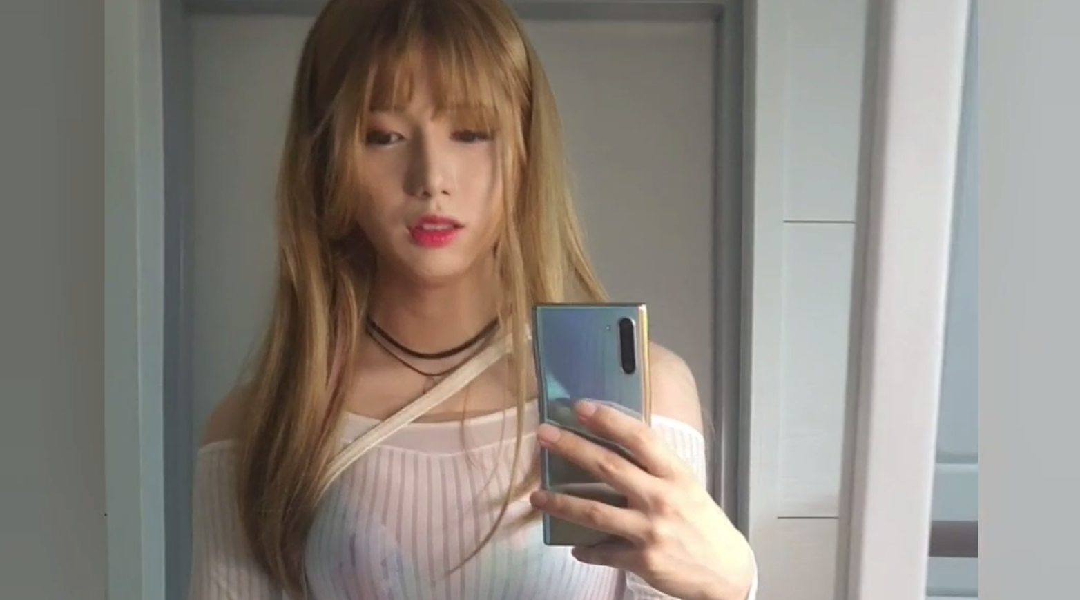 【伪娘】饥渴伪娘透视装勾引直男，若隐若现的感觉太诱人了