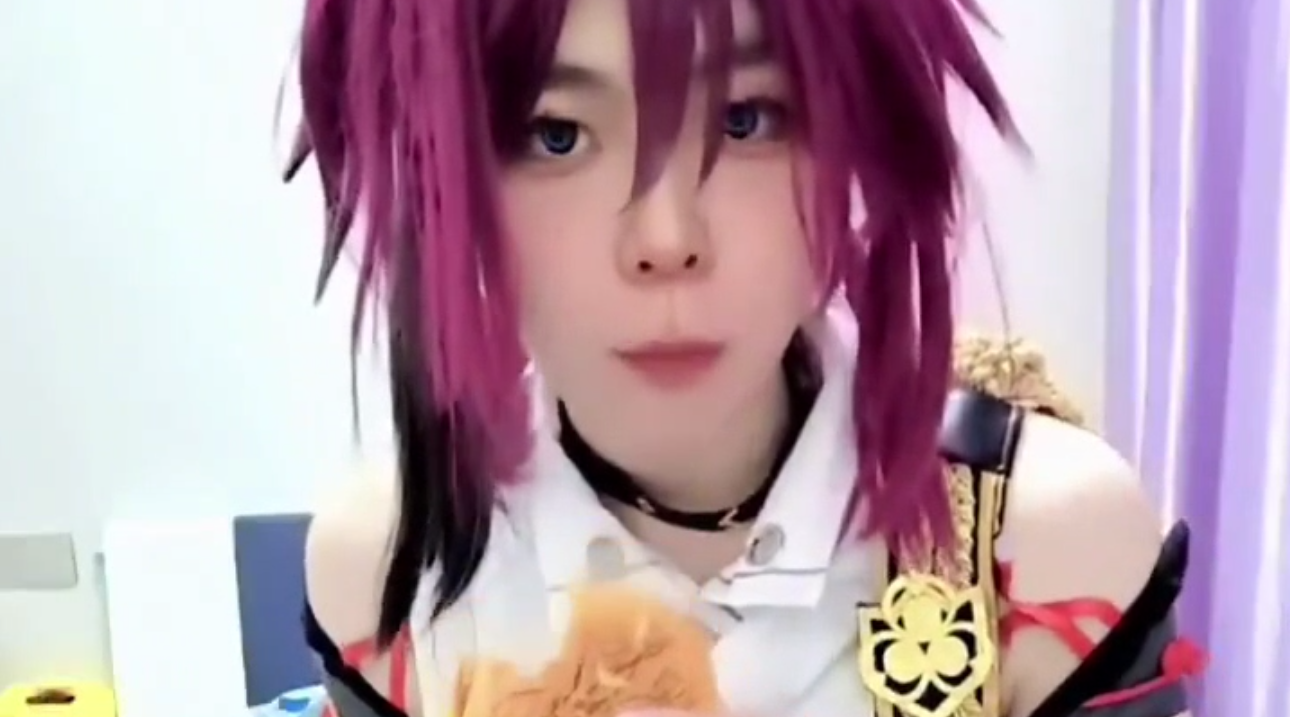 【伪娘】推特伪娘小梦明天再努力cos射到汉堡里自己吃掉了