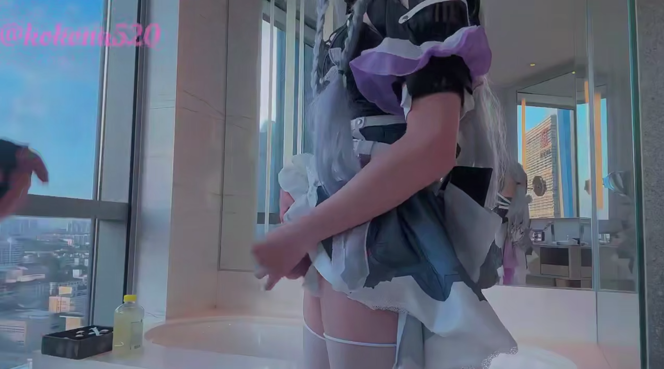 【伪娘】推特kokona520、thosaka2025被女仆小姐拖到酒店，用大鸡巴按在镜子前连续冲击半小时后后内射到逼里噗噗噗地流精流得满地都是…