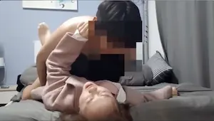 “不行一会你床单都是血我是处女”对白刺激带感以看电影为由把单纯女大生骗到住所强行扒光啪啪内射全程老刺激了