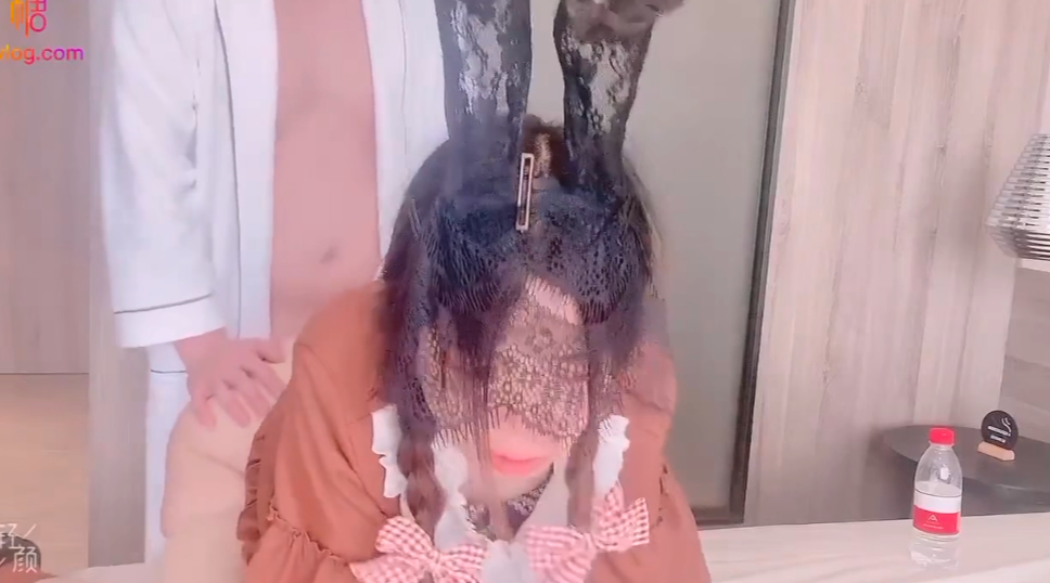 漂亮肉丝美眉 啊轻点好痛 皮肤白皙 稀毛粉鲍鱼大肥臀 被小哥无套输出 内射 娇喘连连