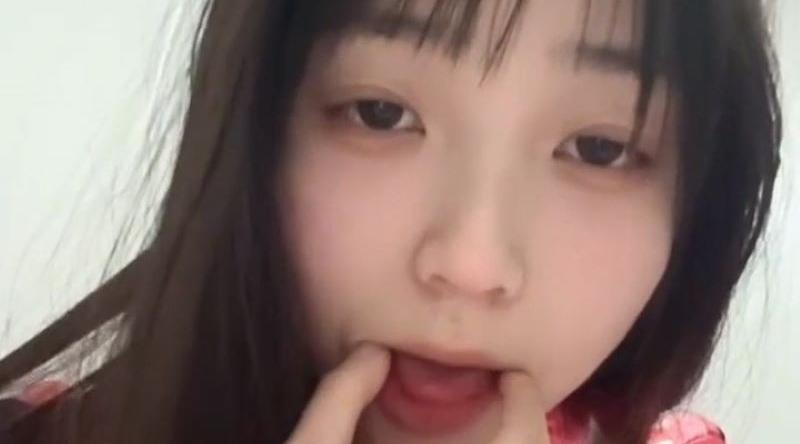 内蒙古大学生 张心洁 反差私拍曝光 JK制服火辣身材挑逗 粉嫩巨乳引爆眼球！