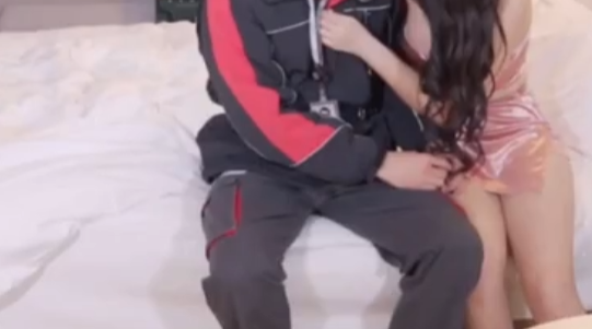 国产一姐裸替演员沈樵女色狼勾引快递小哥无套内射