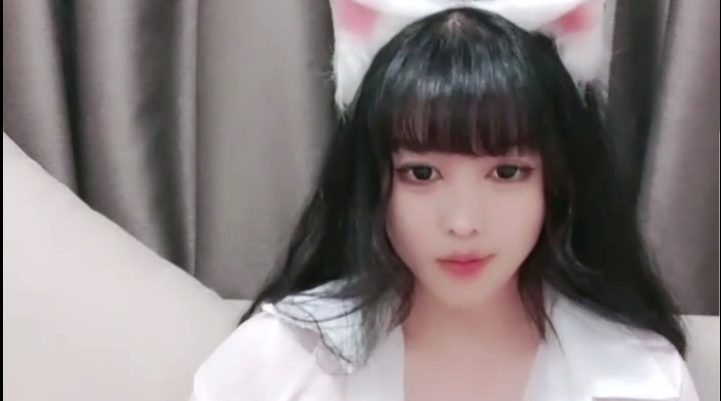 猫耳朵白嫩妹妹，衬衣开裆黑丝，一线天粉嫩小穴，炮友大屌深喉吸吮，骑乘爆操