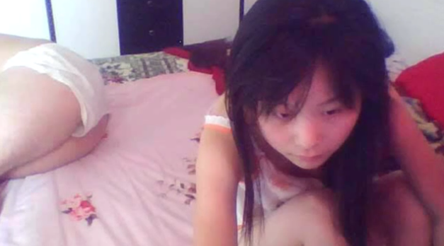 966288.xyz 国产乱伦超真实叔叔把刚成年的侄女给哄上了床，还打开视频给狼友看