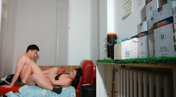 漂亮良家小少妇,不行,我要上厕所,被胖哥带回房间在沙发强行抠逼脱衣,无套输出内射