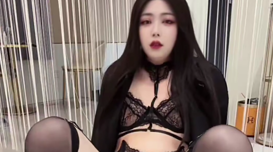 【伪娘】这次出来旅游把我最爱的这根 铂金硅胶大鸡鸡也带上啦！ 我喜欢它两头细 中间粗粗的