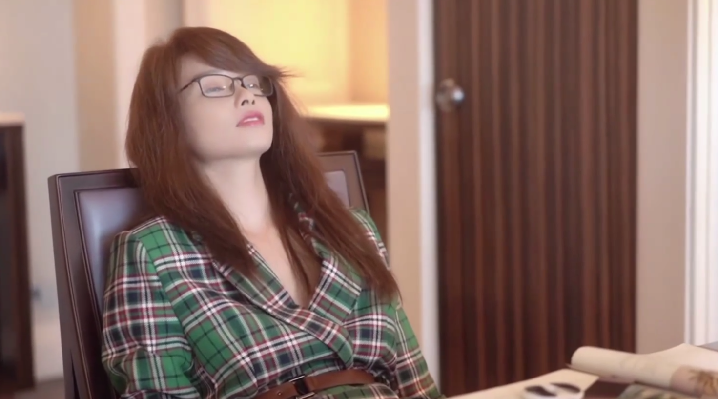 绝世容颜甜美女神_潮吹博主_jasminej_神似明星梁咏琪，女神的极致诱惑，多场景户外露出、道具自慰、潮喷、尿尿、流白浆高清原创会员合集_愉快的工作日