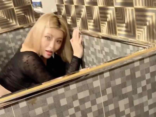 推特60W粉丝网黄潮妹kitty,露脸性爱私拍,在朋友的KTV包厢厕所操起来不敢太大声,外面的人一直敲门 - 无套内射频