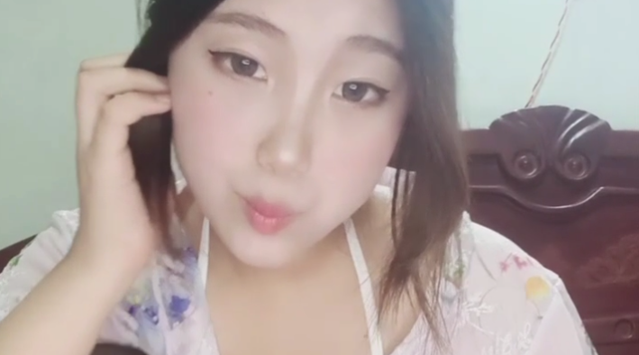 国产直播.高颜值女神盲盒系列-黑丝露脸暑假在家兼职赚外快，跟狼友撩骚互动听指挥，新买的小玩具插进骚穴