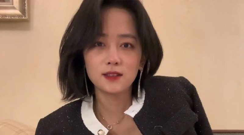 抖音网红 春晓来了 OL写真流出 黑丝包裹修长美腿 低胸衬衫挤出深沟 撩人姿势勾魂至极！