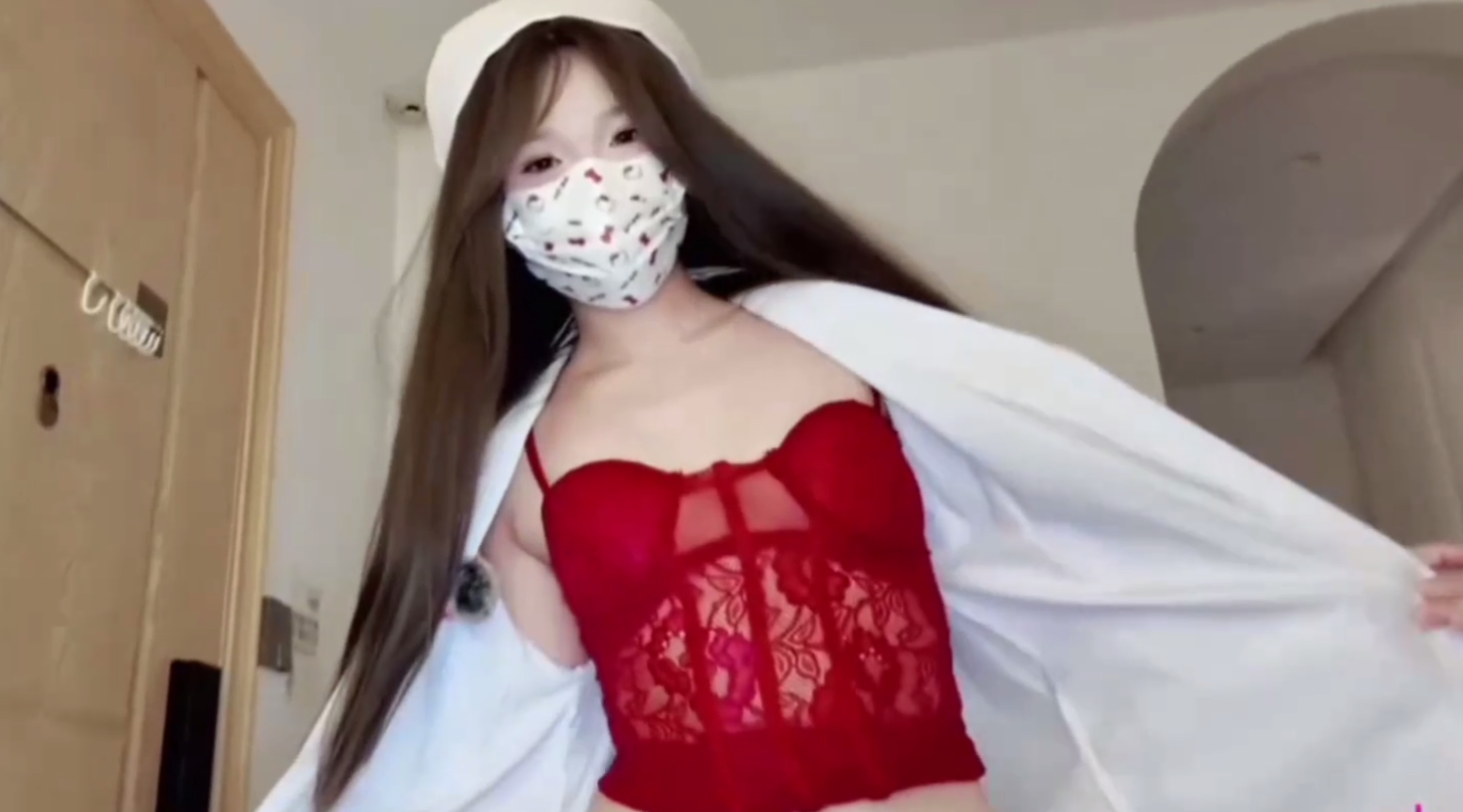 糖心VlogUp主 爱吃雪糕 特殊服务 医生的特殊义工服务 上门帮残疾人全自动榨精