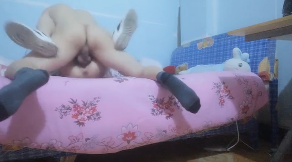 漂亮瘦弱小少妇,射里面啦,没有射外面,它自己掉的我也没办法,被偷偷摘套内射了,四川妹子火了脾气好大