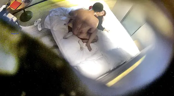 最新流出酒店酒店偷拍 时尚女被健壮猛男（干爹）扑倒强干后一脸的心如死灰