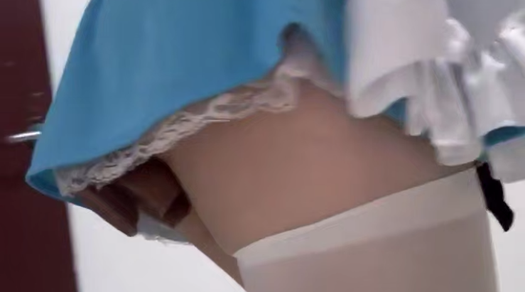 【伪娘】推特爱穿小裙裙的秦露出终于被邻居碰到， 好开心啊，刺激！！！